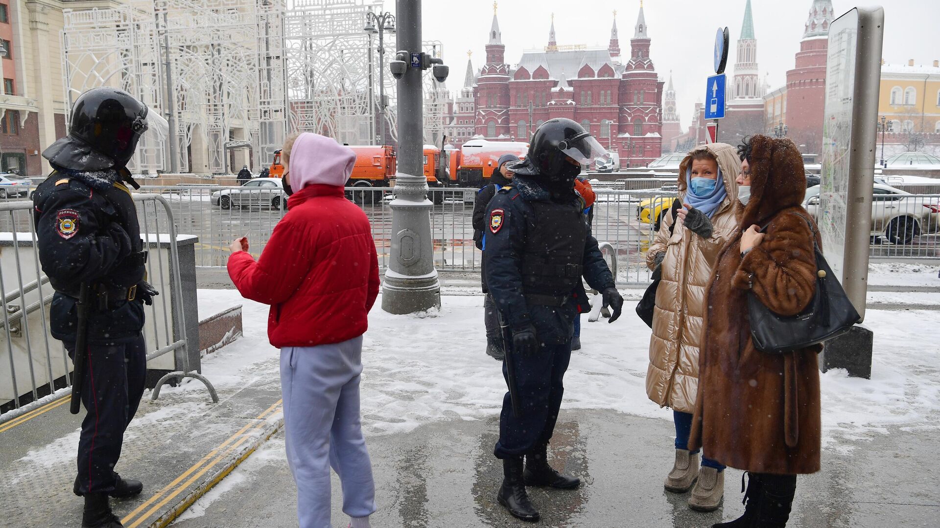 Прохожие разговаривают с сотрудниками полиции у перекрытого перехода на Моховой улице в Москве - РИА Новости, 1920, 31.01.2021