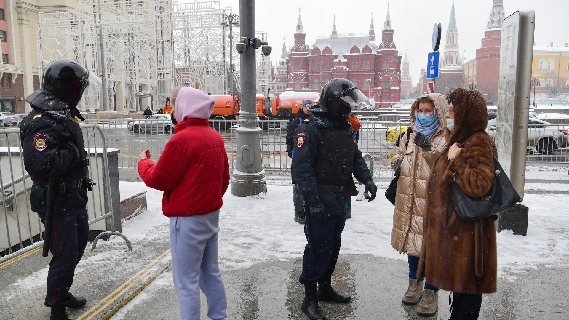 Прохожие разговаривают с сотрудниками полиции у перекрытого перехода на Моховой улице в Москве - РИА Новости, 1920, 11.02.2021