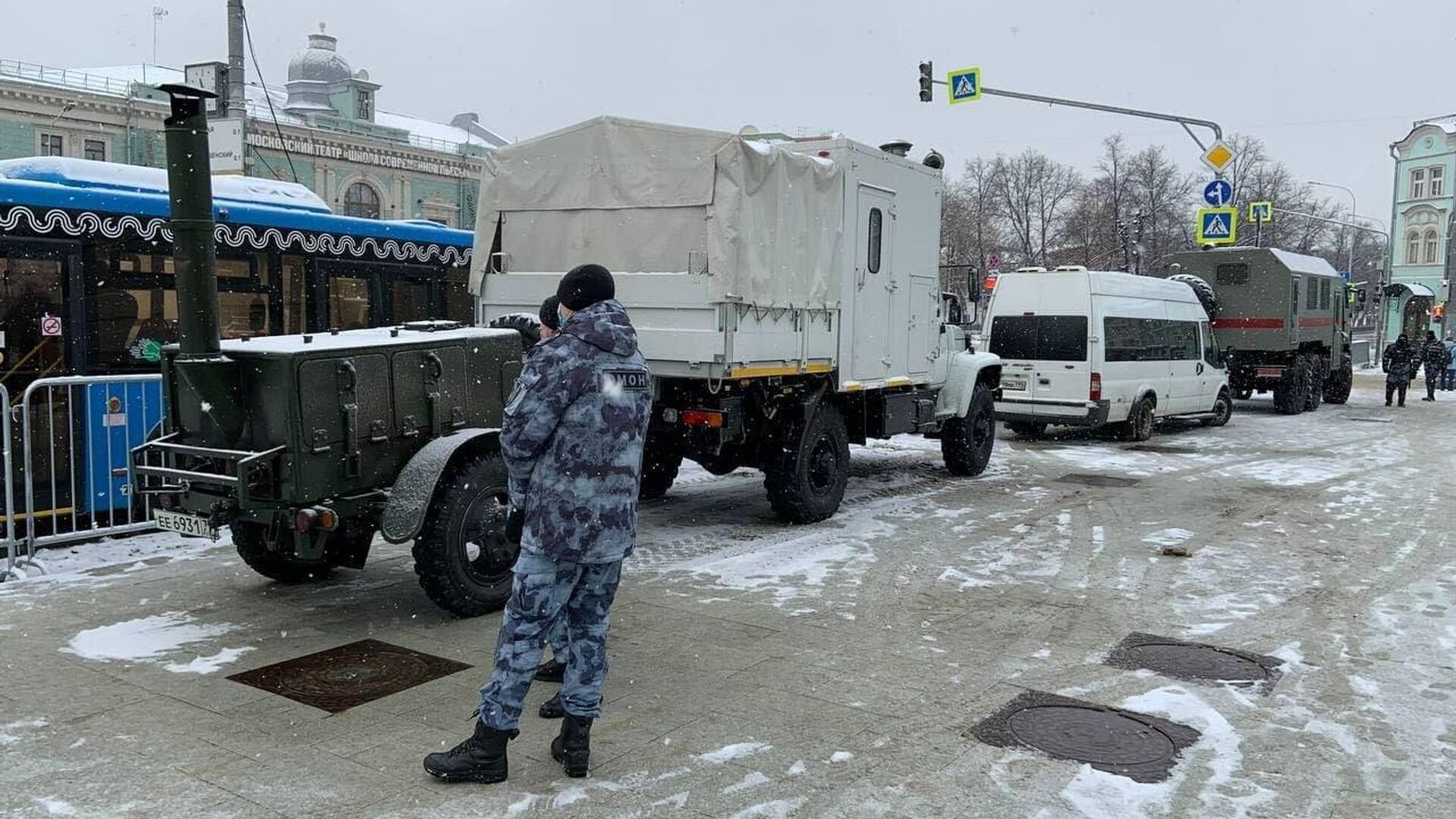 Газ лица. ОМОН чаепитие. Митинг Навального на трубной площади 2020 Росгвардия. Росгвардейцы баррикады Москва январь 2021.