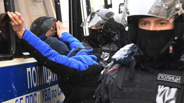 Сотрудники правоохранительных органов задерживают участника несанкционированной акции 