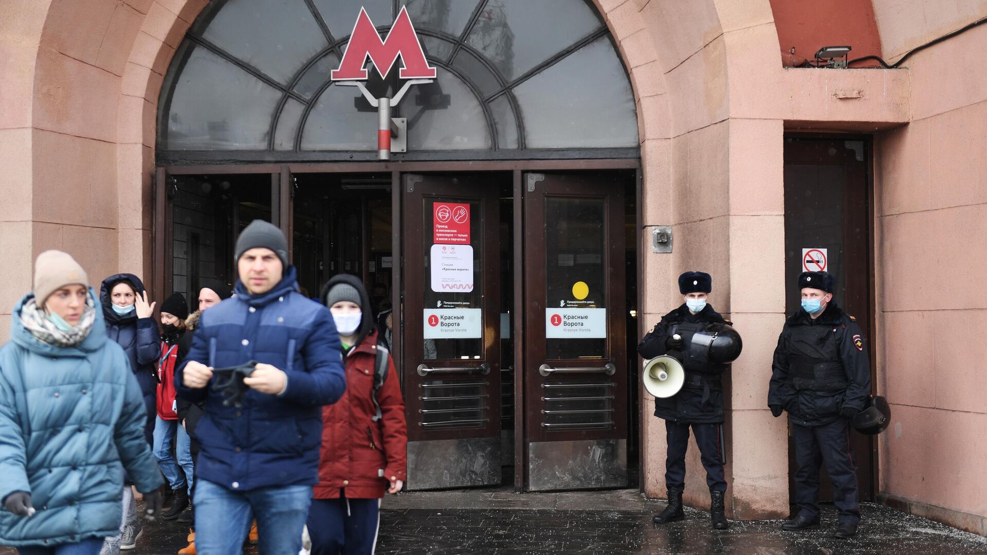 Сотрудники полиции дежурят у станции метро Красные ворота в Москве перед началом несанкционированной акции - РИА Новости, 1920, 31.01.2021