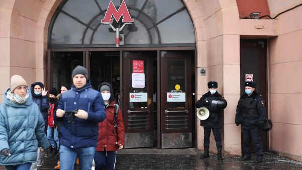 Сотрудники полиции дежурят у станции метро Красные ворота в Москве перед началом несанкционированной акции