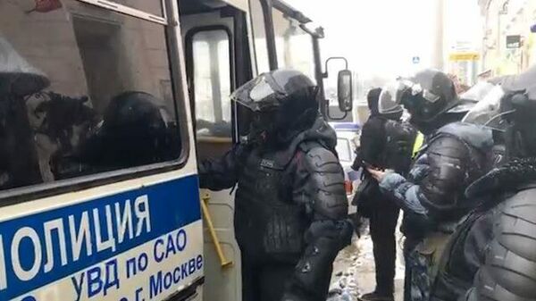 Голову берегите!: полиция проводит задержания участников акции в Москве