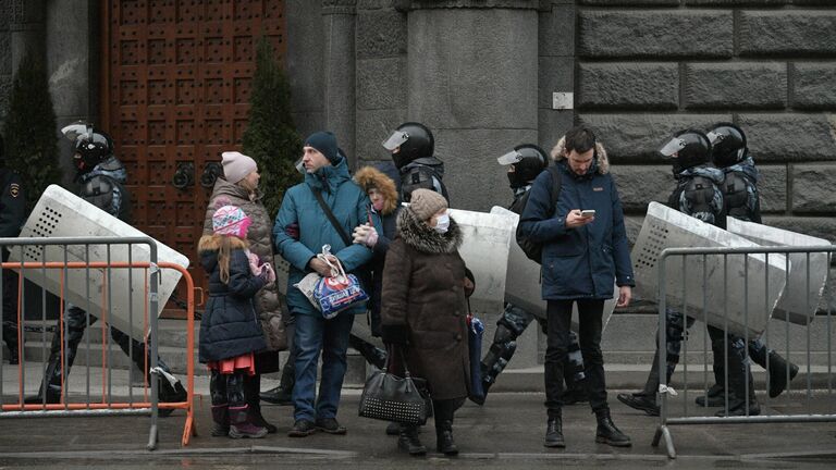 Сотрудники правоохранительных органов и горожане перед началом несанкционированной акции сторонников Алексея Навального в Санкт-Петербурге