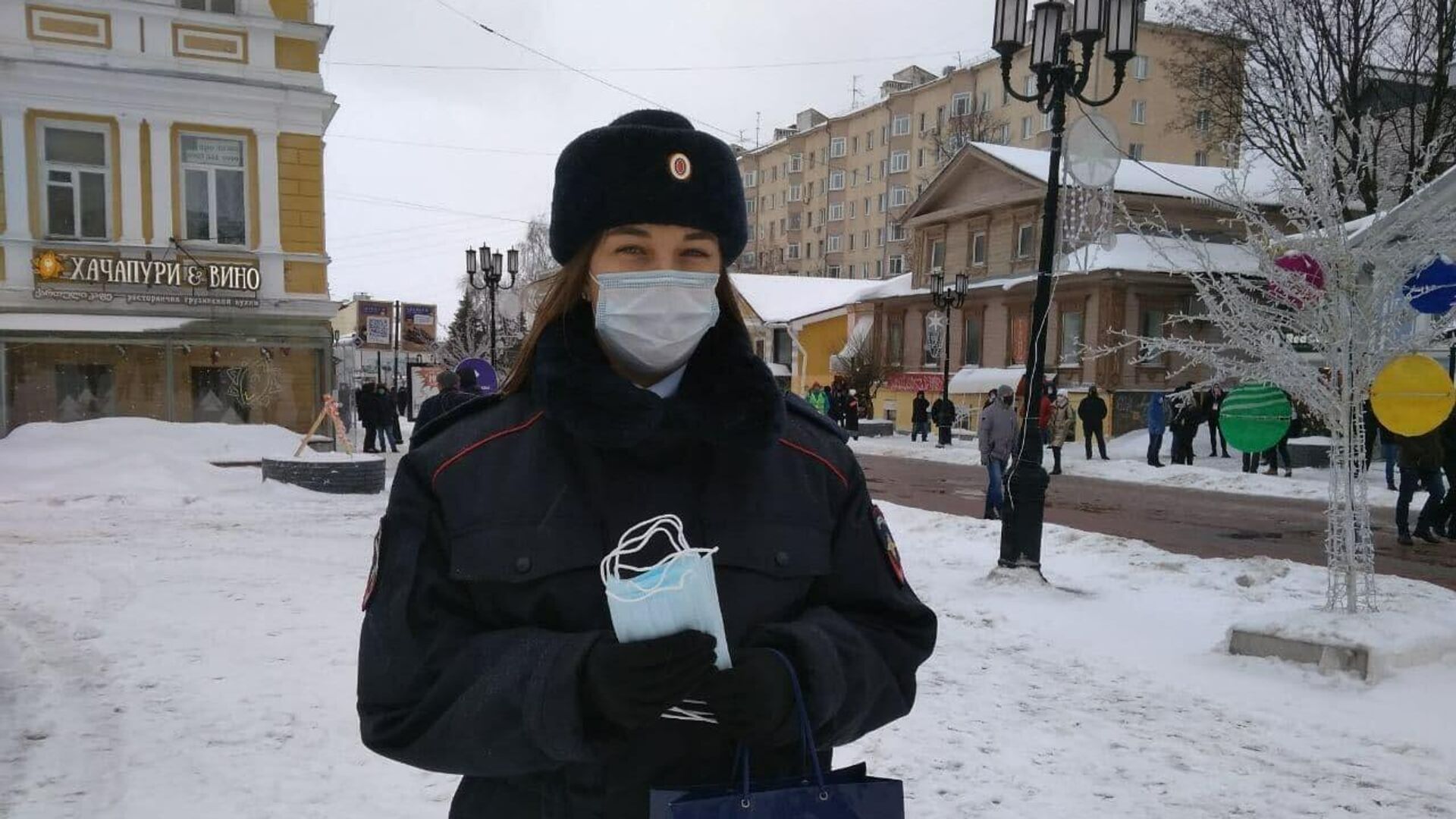 Сотрудницы полиции раздают маски пришедшим на несогласованную акцию в Нижнем Новгороде - РИА Новости, 1920, 31.01.2021