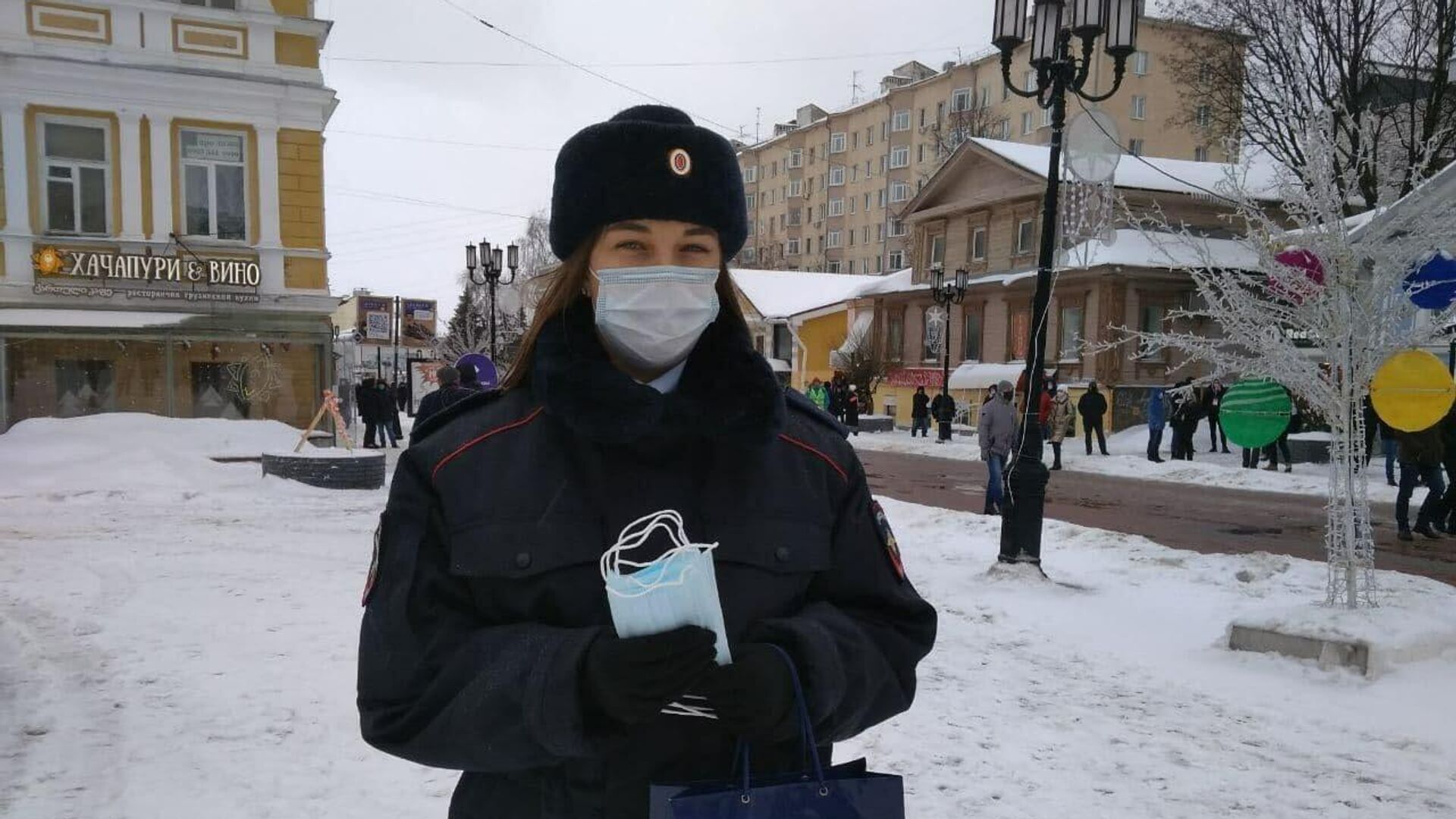 Сотрудницы полиции раздают маски пришедшим на несогласованную акцию в Нижнем Новгороде - РИА Новости, 1920, 31.01.2021