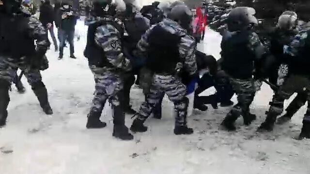 Силовики пронесли к автозаку задержанного участника митинга в Уфе  - РИА Новости, 1920, 31.01.2021