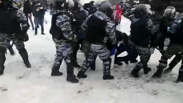 Силовики пронесли к автозаку задержанного участника митинга в Уфе 