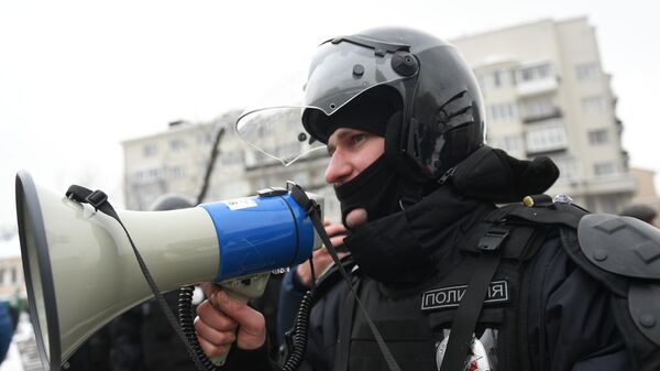Сотрудники полиции во время несанкционированной акции сторонников Алексея Навального в Москве