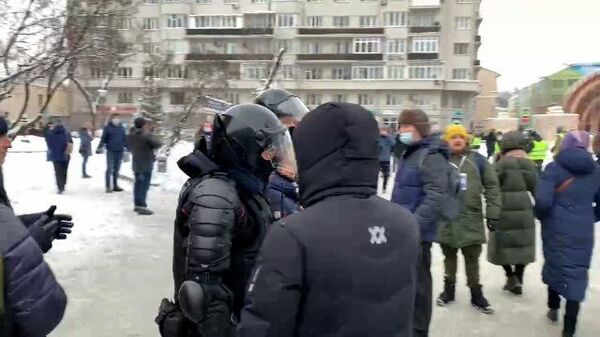Полиция активно задерживает митингующих у станции метро Красные Ворота в Москве 