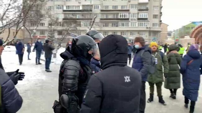 Полиция активно задерживает митингующих у станции метро Красные Ворота в Москве 