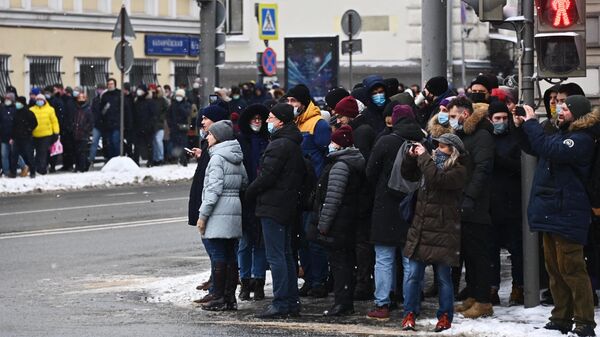 Участники несанкционированной акции сторонников Алексея Навального в Москве у площади Трех вокзалов