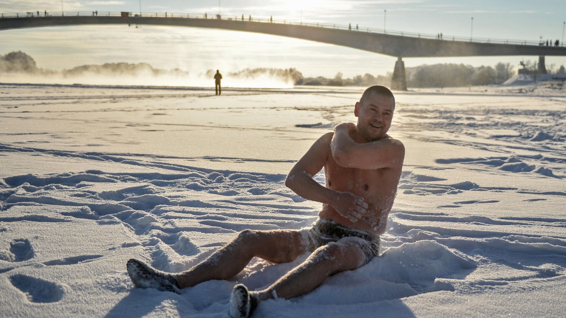 Мужчина из Новгородского клуба любителей зимнего плавания растирается снегом после купания в реке Волхов - РИА Новости, 1920, 27.09.2021