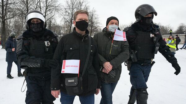 Сотрудники правоохранительных органов задерживают участников несанкционированной акции сторонников Алексея Навального на Пионерской площади в Санкт-Петербурге