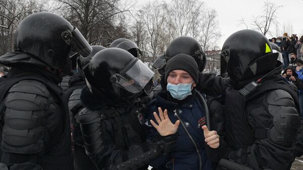 Сотрудники правоохранительных органов задерживают участника несанкционированной акции сторонников Алексея Навального 