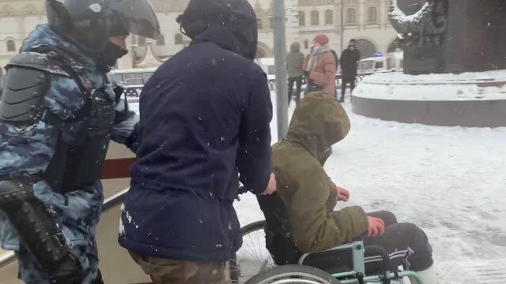 Полицейские в Москве помогли парню на инвалидной коляске  - РИА Новости, 1920, 31.01.2021