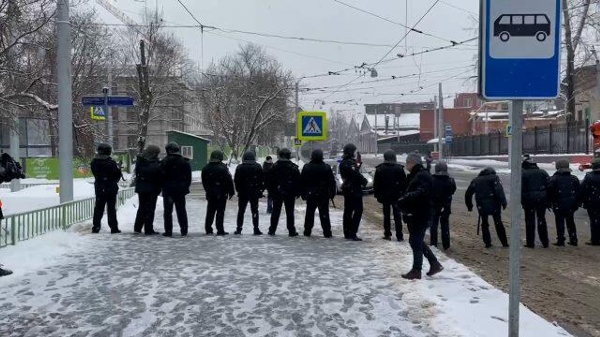 Выход полицейский кордон. Где находится полиция на площади?. Полиция акция.