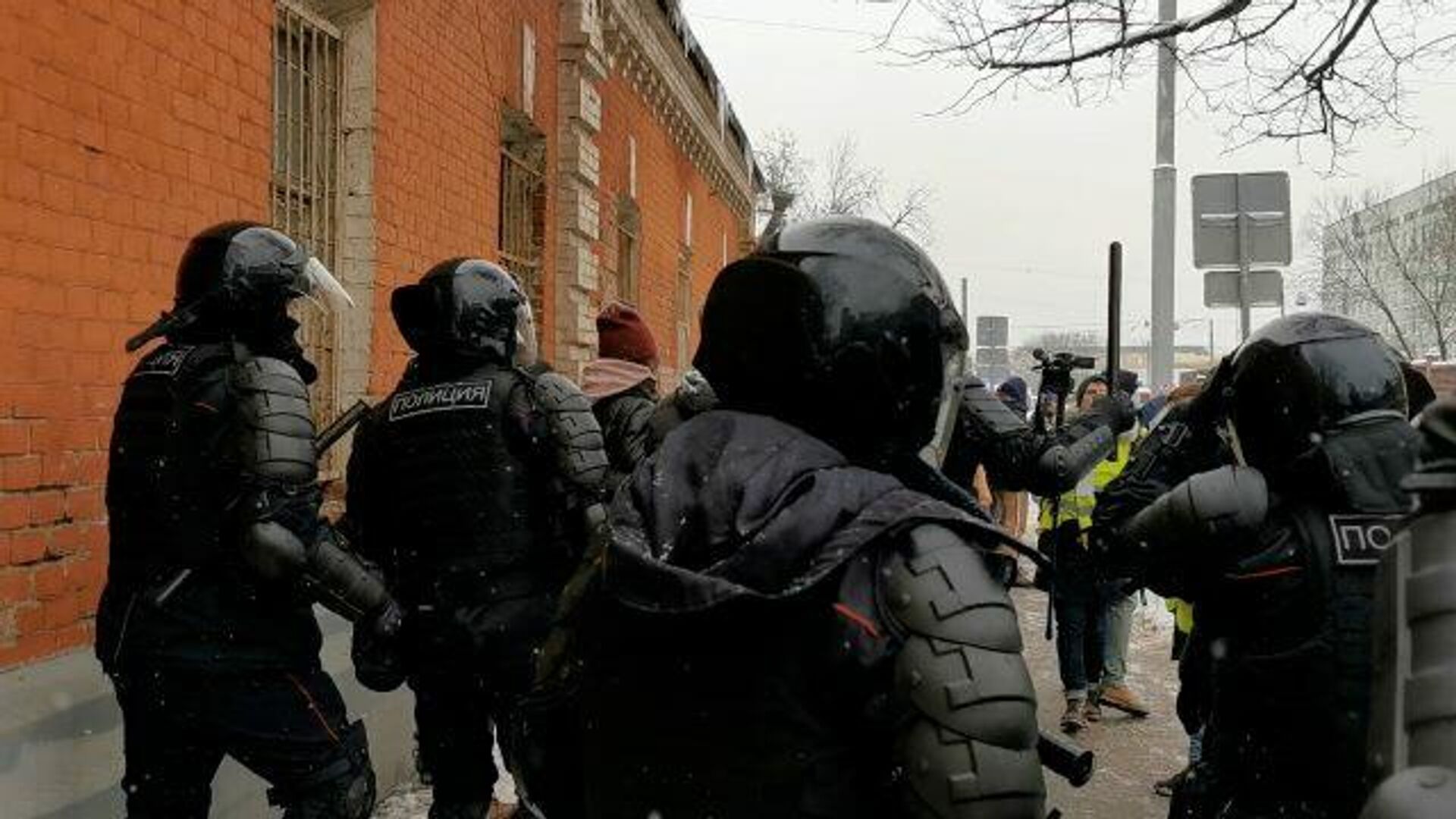 Полиция оттесняет протестующих от Матросской тишины     - РИА Новости, 1920, 31.01.2021