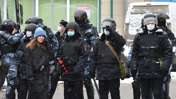 Сотрудники полиции перекрывают улицу, ведущую к СИЗО №1 Матросская тишина, во время несанкционированной акции сторонников Алексея Навального в Москве