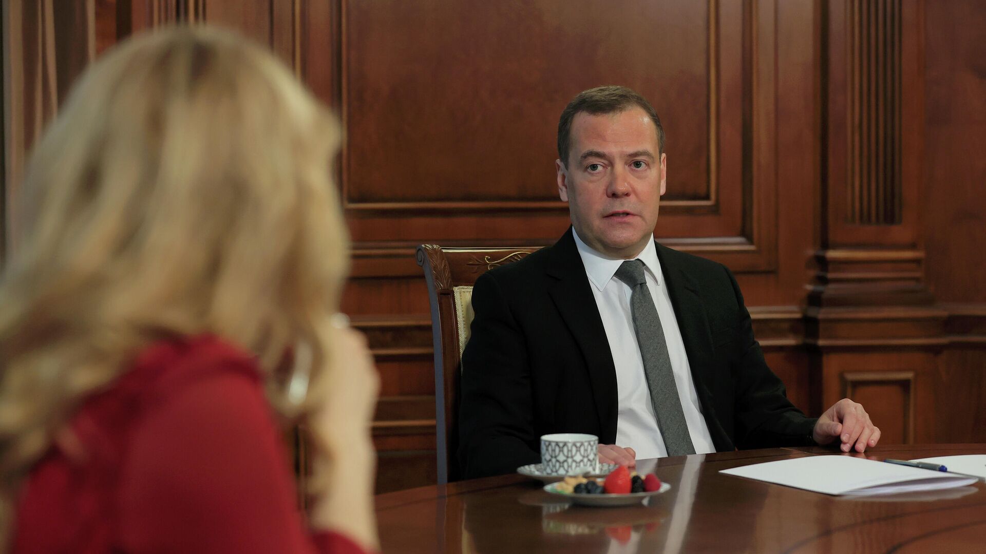 Председатель партии Единая Россия Дмитрий Медведев во время интервью представителям СМИ - РИА Новости, 1920, 01.02.2021