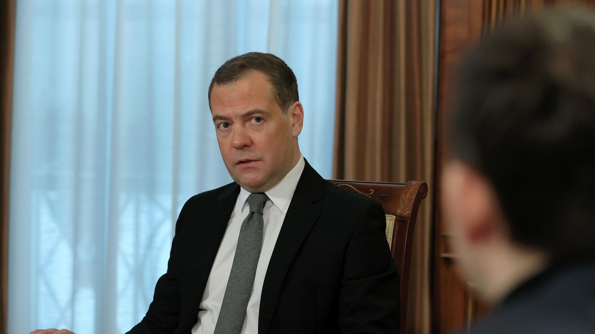 Председатель партии Единая Россия Дмитрий Медведев во время интервью представителям СМИ - РИА Новости, 1920, 01.02.2021