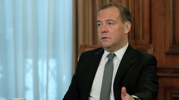 Председатель партии Единая Россия Дмитрий Медведев во время интервью представителям СМИ