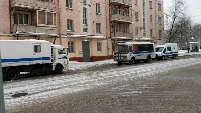 Автозаки на пустых улицах: полиция оттеснила митингующих от Матросской тишины