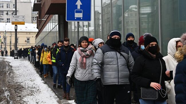 Участники несанкционированной акции сторонников Алексея Навального в Москве