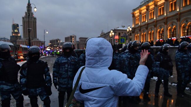 На Комсомольской площади во время несанкционированной акции сторонников Алексея Навального в Москве