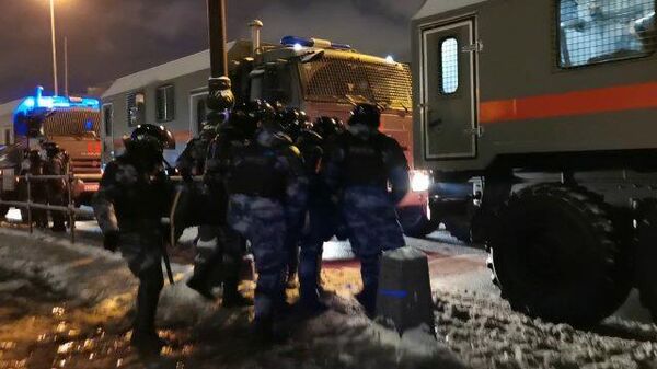 Продолжаются задержания возле станции метро Комсомольская в Москве