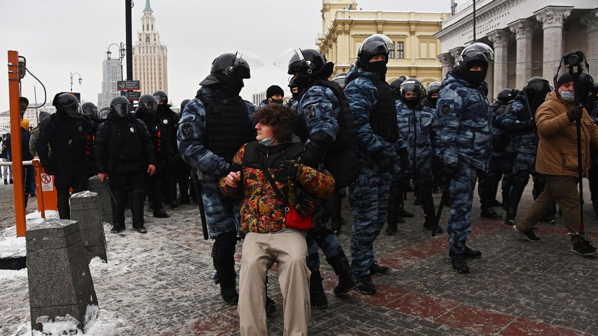 Сотрудники правоохранительных органов задерживают участника несанкционированной акции сторонников Алексея Навального в Москве - РИА Новости, 1920, 31.01.2021