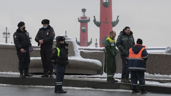 Сотрудники правоохранительных органов и работники коммунальных служб во время несанкционированной акции сторонников Алексея Навального в Санкт-Петербурге