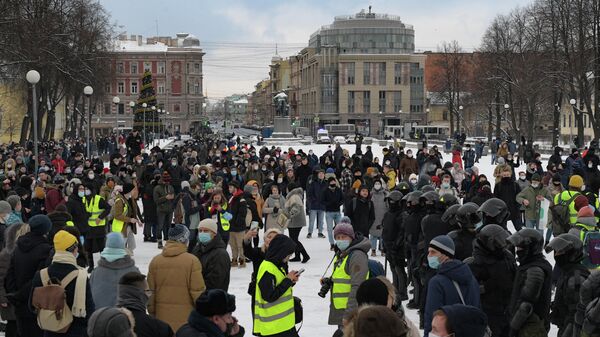 Сотрудники правоохранительных органов и участники несанкционированной акции сторонников Алексея Навального в Санкт-Петербурге