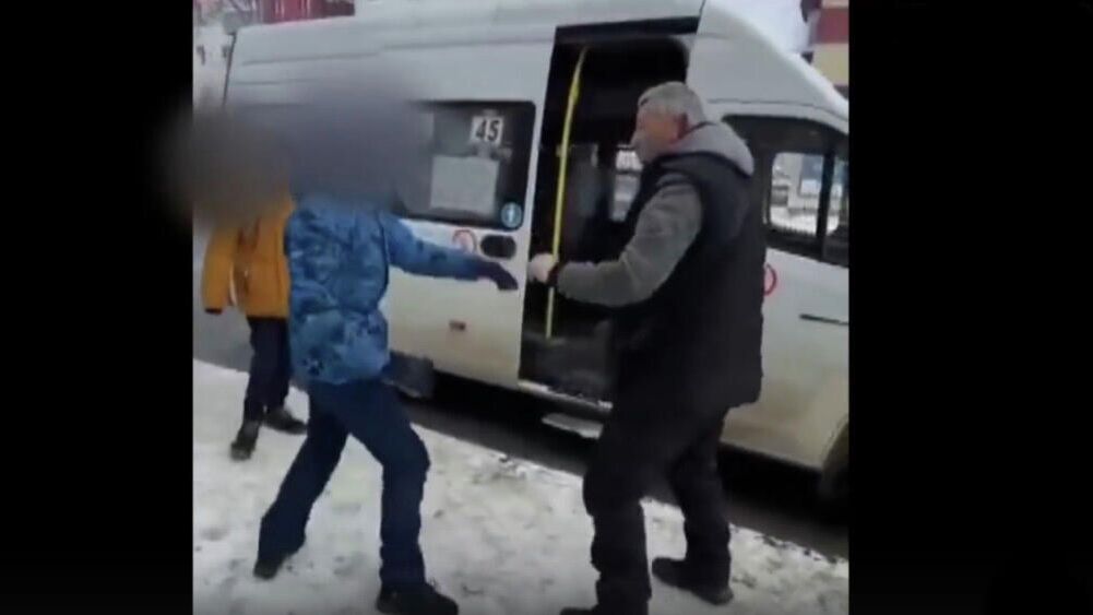 Кадр из видео очевидца конфликта школьника и водителя маршрутки в Южно-Сахалинске - РИА Новости, 1920, 02.02.2021