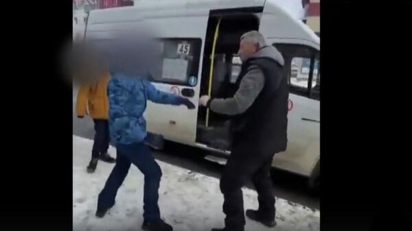 Кадр из видео очевидца конфликта школьника и водителя маршрутки в Южно-Сахалинске