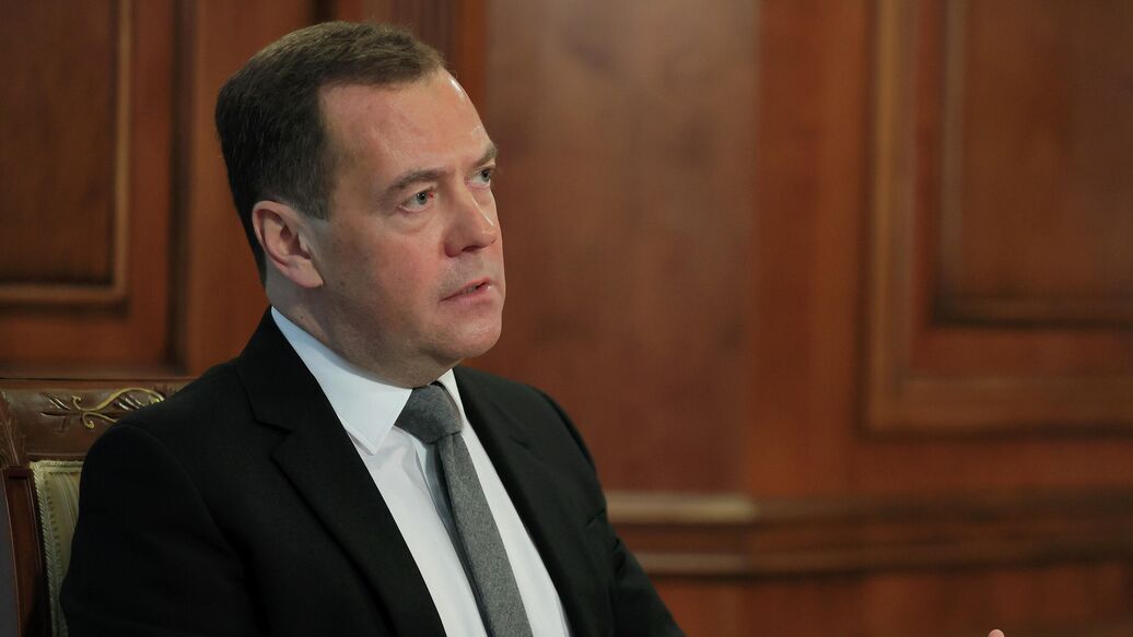 Медведев считает, что не Зеленский подпишет мирный договор