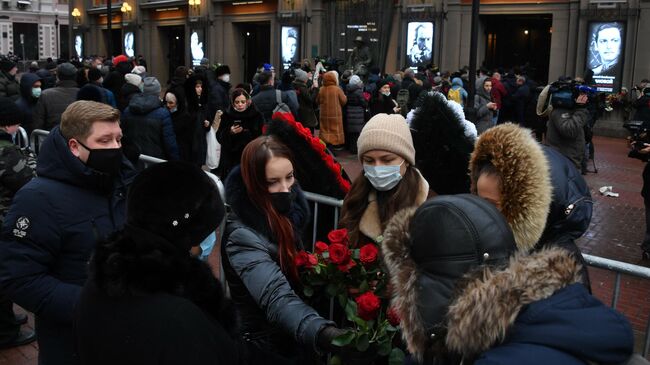 Люди во время церемонии прощания с народным артистом СССР Василием Лановым у театра имени Евгения Вахтангова в Москве