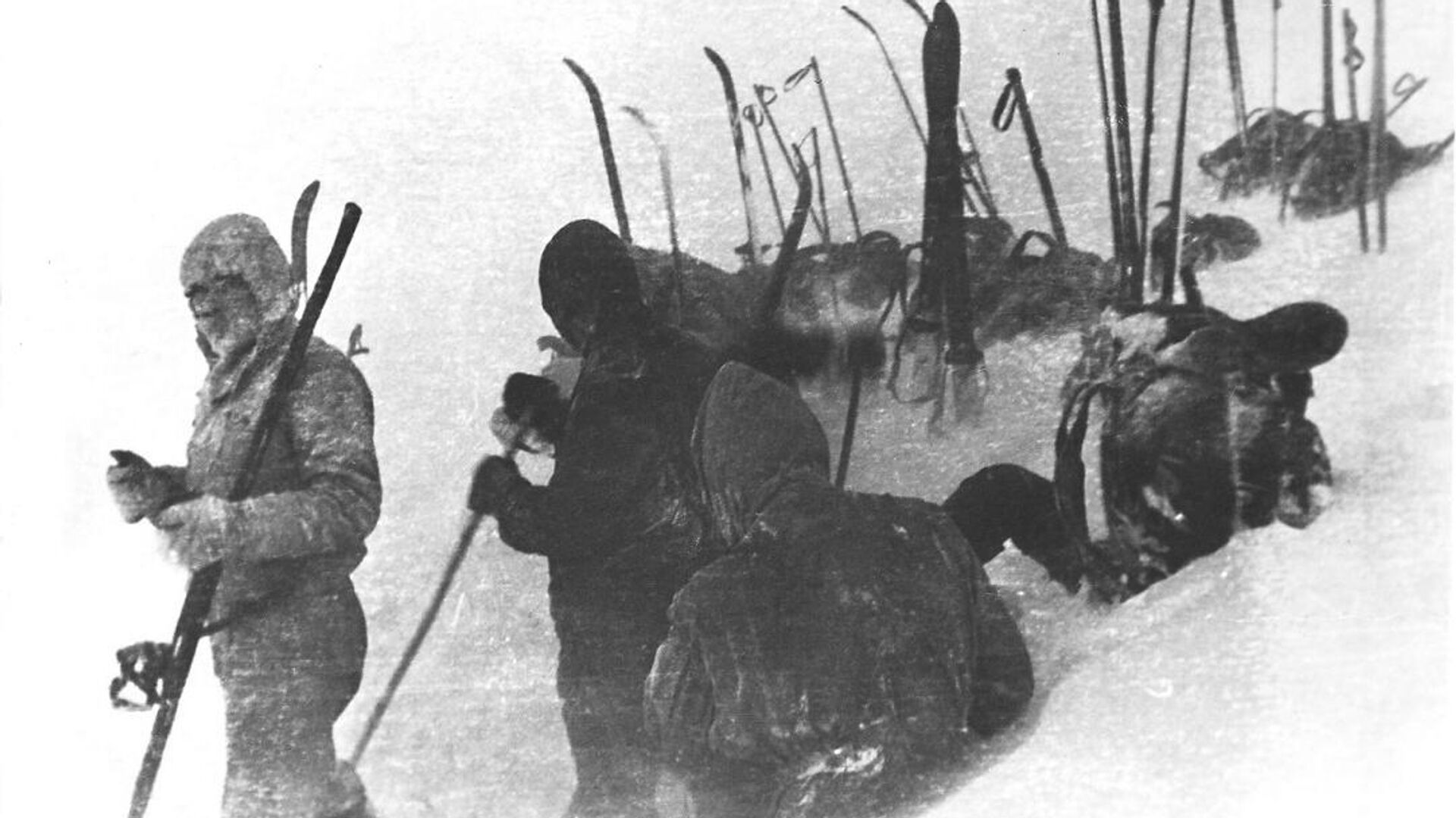 Дятловцы ставят палатку на склоне горы Холатчахль - РИА Новости, 1920, 02.02.2021
