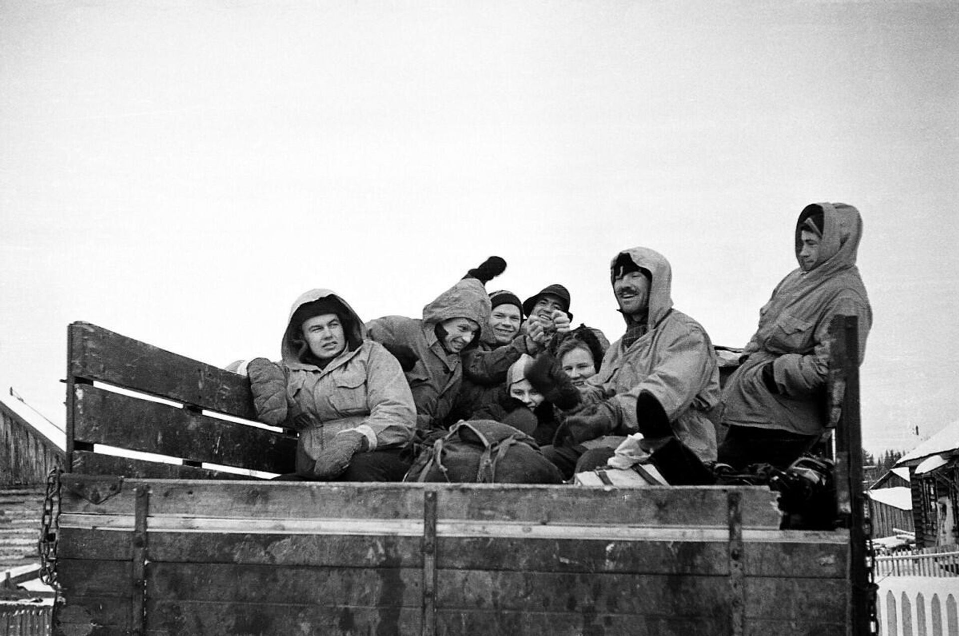Дятловцы выезжают из Вижая на грузовике - РИА Новости, 1920, 01.02.2021