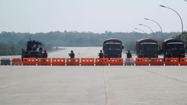 Военные на заблокированной дороге к парламенту Мьянмы в Нейпьидо