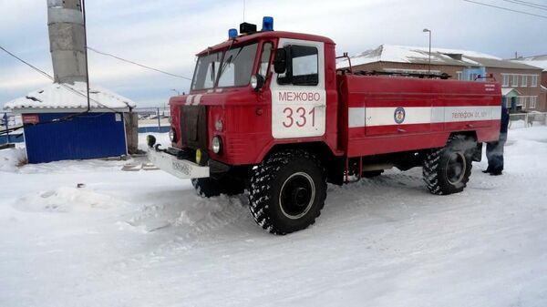 Пожарный автомобиль у водонапорной башни села Межово Красноярского края