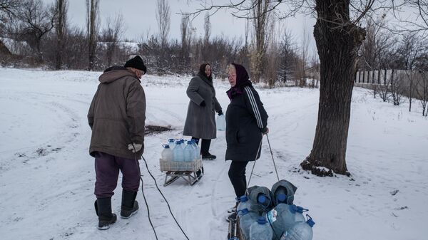 Местные жители в поселке Донецкий Луганской области