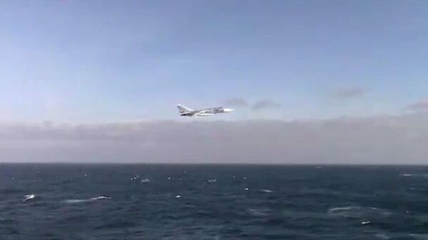 Полет Су-24 возле американского эсминца в Черном море попал на видео