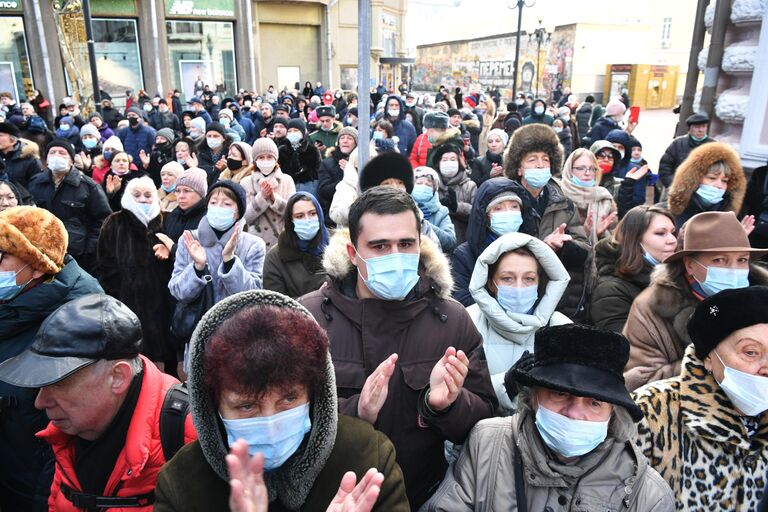 Люди во время церемонии прощания с народным артистом СССР Василием Лановым у театра имени Евгения Вахтангова в Москве