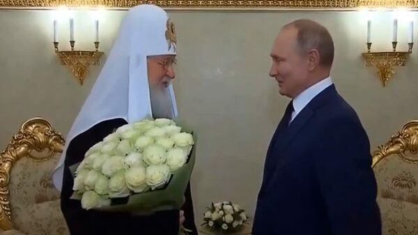 Путин подарил букет роз патриарху Кириллу 