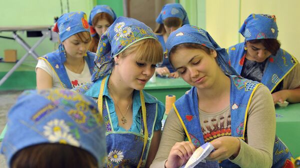 Студенты отделения конструирования и моделирования швейных изделий в мастерской строительно-художественного техникума в Ростове-на-Дону