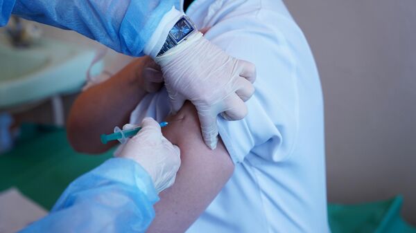 Вакцинация медработников от коронавируса вакциной Спутник-V в Луганске