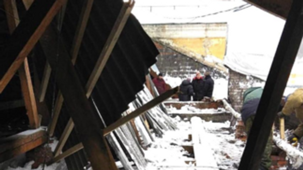 Крыши двух многоэтажных домов провалились под тяжестью скопившегося снега в Новокузнецке 