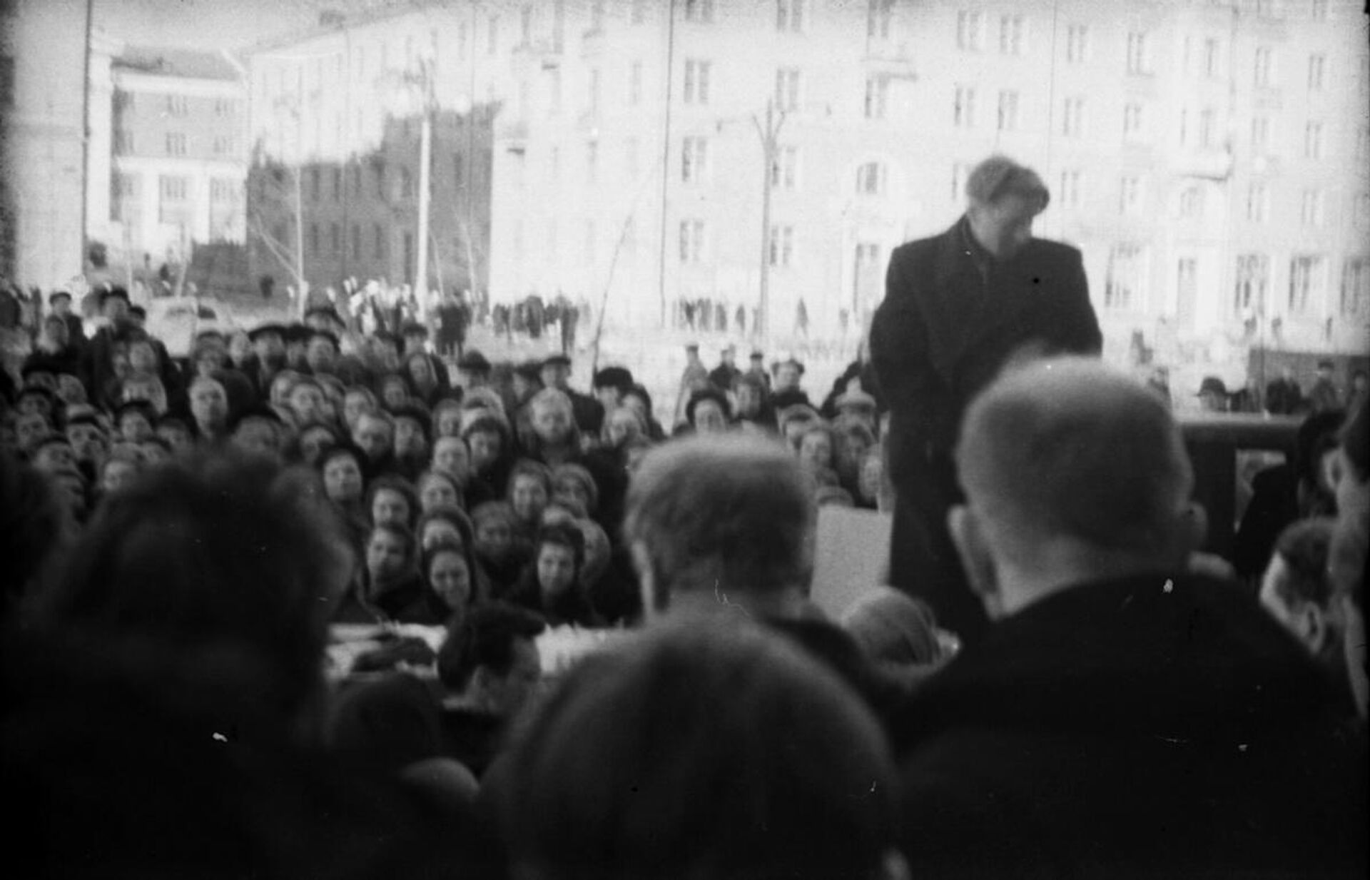 Люди во время похорон участников группы Дятлова - РИА Новости, 1920, 01.02.2021