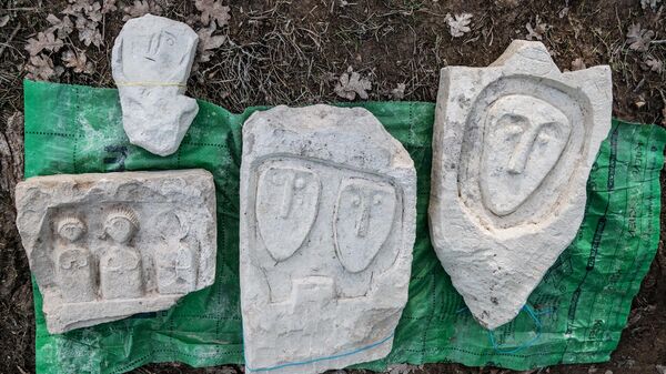 Каменные плиты, принадлежащие позднескифской культуре, найденные при исследовании грунтового могильника Киль-Дере близ Севастополя